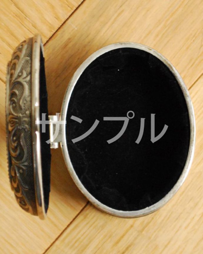 アンティーク シルバー製　アンティーク雑貨　アンティーク　シルバープレート　ハートの入れ物。上から見ると･･･新品ではないので多少のキズや欠けはありますが、使用上問題のないものだけを選んできましたのでご了承下さい。(k-3625-z)