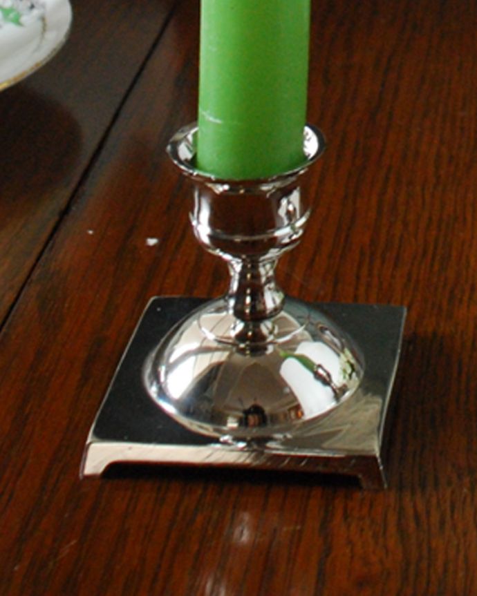 アンティーク シルバー製　アンティーク雑貨　英国からやってきた美しいアンティーク、シルバープレートのキャンドルスタンド2個セット。ドレッシングセットの必須アイテムでしたもともとはドレッシングセットとしてパフケースと一緒にトレイの上に必ずセッティングされていたキャンドルスタンド。(k-2812-z)