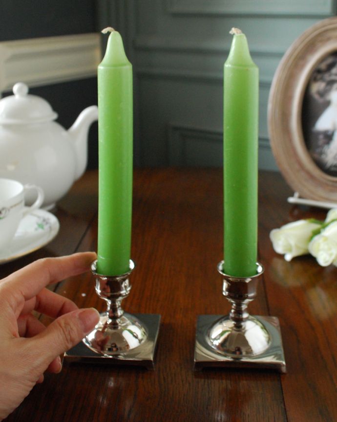 アンティーク シルバー製　アンティーク雑貨　英国からやってきた美しいアンティーク、シルバープレートのキャンドルスタンド2個セット。癒されるキャンドルの灯りここにキャンドルを挿すだけで、なんだか特別な日に変わります。(k-2812-z)