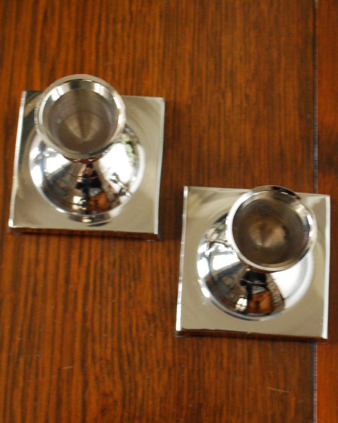 アンティーク シルバー製　アンティーク雑貨　英国からやってきた美しいアンティーク、シルバープレートのキャンドルスタンド2個セット。上から見るとこんな感じですアンティークなので多少のキズやカケがある場合はありますが、使用上問題はありませんのでご了承下さい。(k-2812-z)