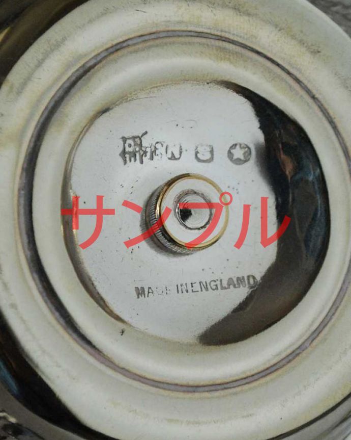 アンティーク シルバー製　アンティーク雑貨　アンティーク　キャンドルスタンド。裏側には品質の証刻印が入っています。(k-3970-z)