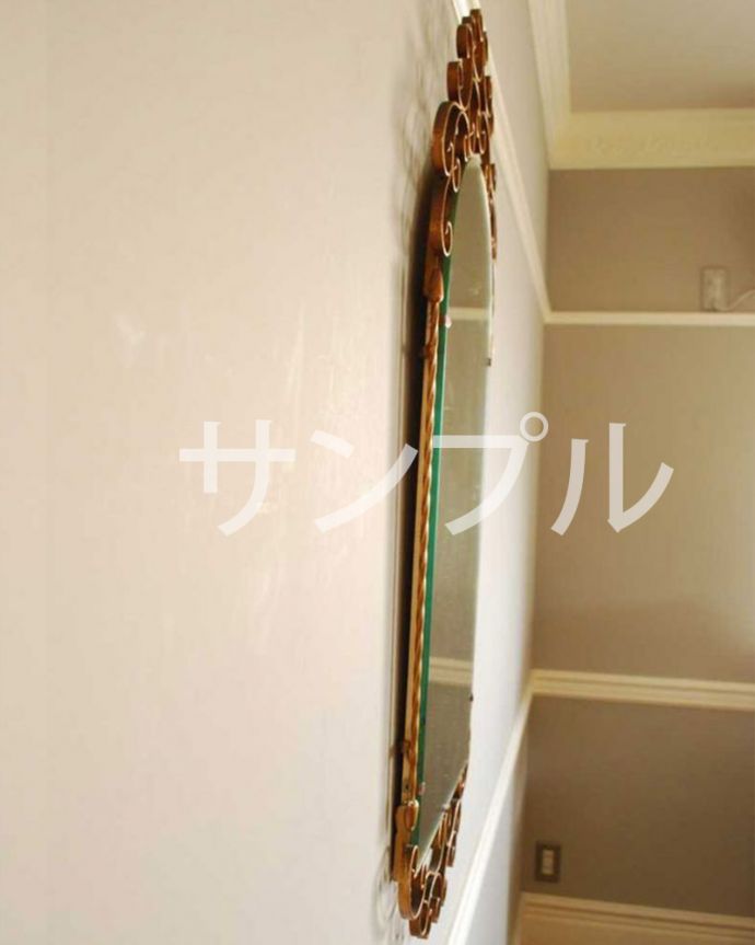 アンティーク ミラー（鏡）　アンティーク雑貨　アンティーク　ミラー。横から見ると…アンティークなので多少のキズ・汚れがある場合がありますがキレイなものを買い付けてきたのでご使用上問題はありません。(k-3576-z)