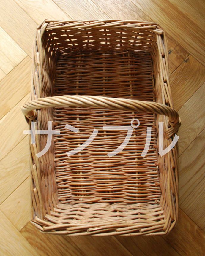 アンティークバスケットの中