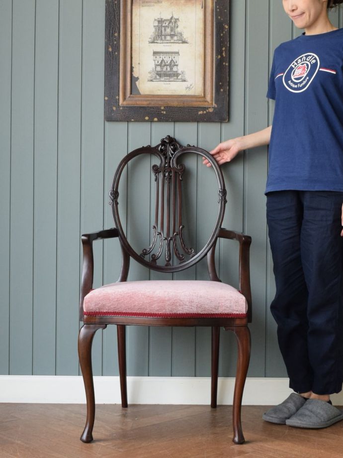 ハートの形の盾型モチーフの背もたれがおしゃれな英国アンティークの