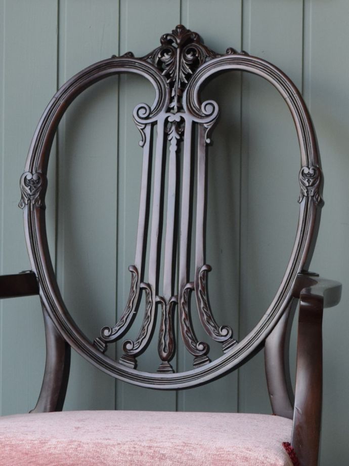 ハートの形の盾型モチーフの背もたれがおしゃれな英国アンティークの