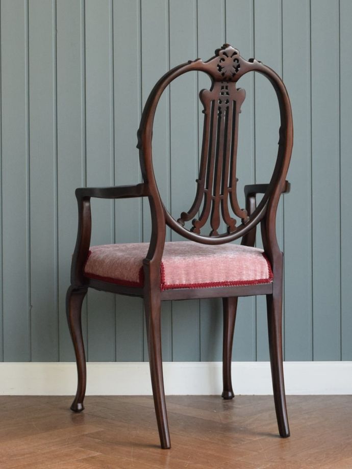 ハート型背もたれのアンティーク椅子 ハートの形の盾型モチーフの背もたれがおしゃれな英国アンティークの