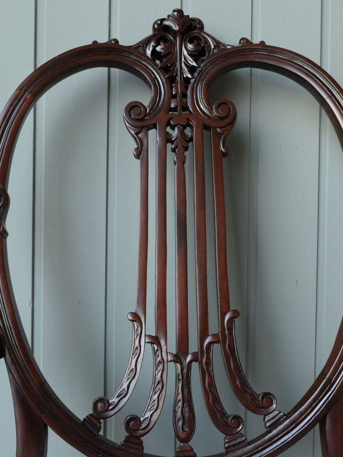 ハートの形の盾型モチーフの背もたれがおしゃれな英国アンティークの