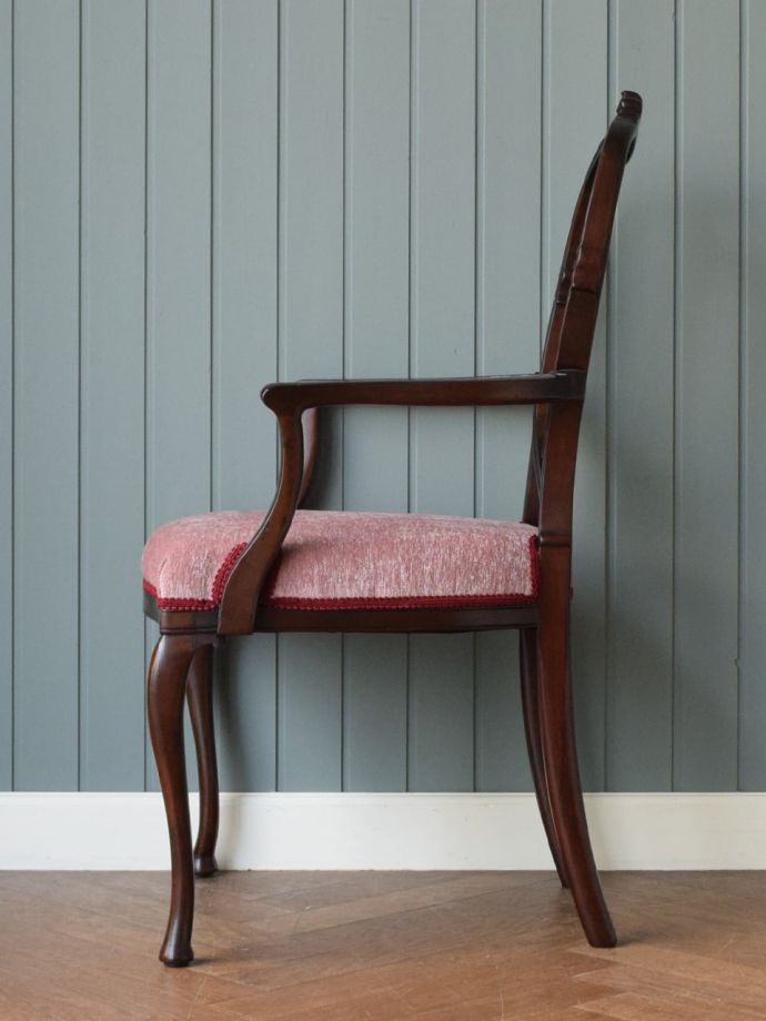 ハート型背もたれのアンティーク椅子 ハートの形の盾型モチーフの背もたれがおしゃれな英国アンティークの