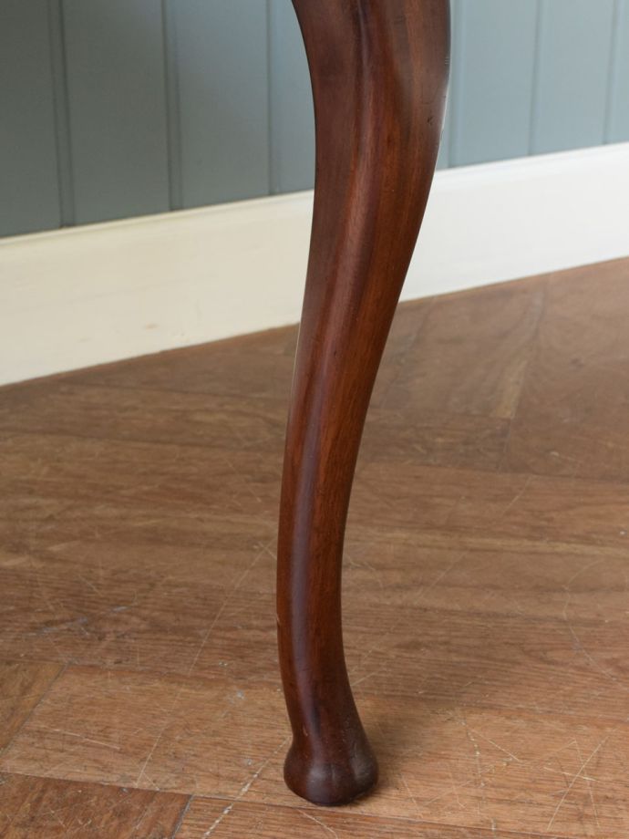 ハートの形の盾型モチーフの背もたれがおしゃれな英国アンティークの