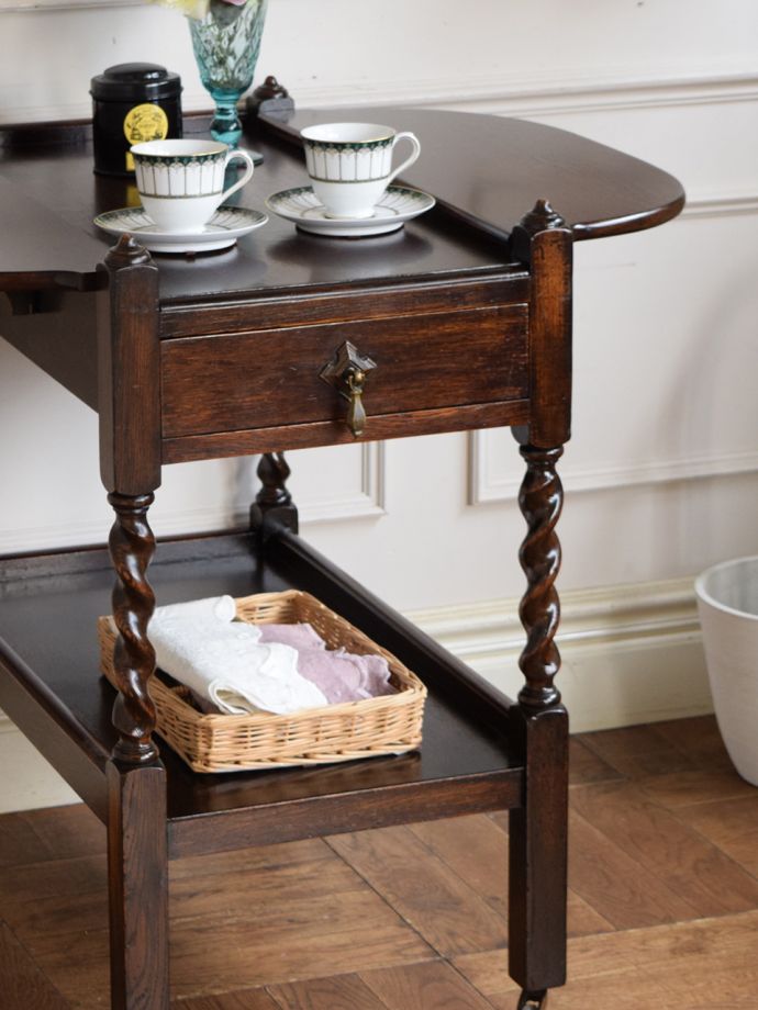 アンティーク家具らしさが漂うワゴン