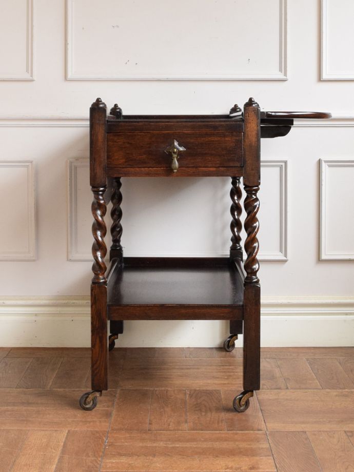 伸長式ワゴンを片方開くと