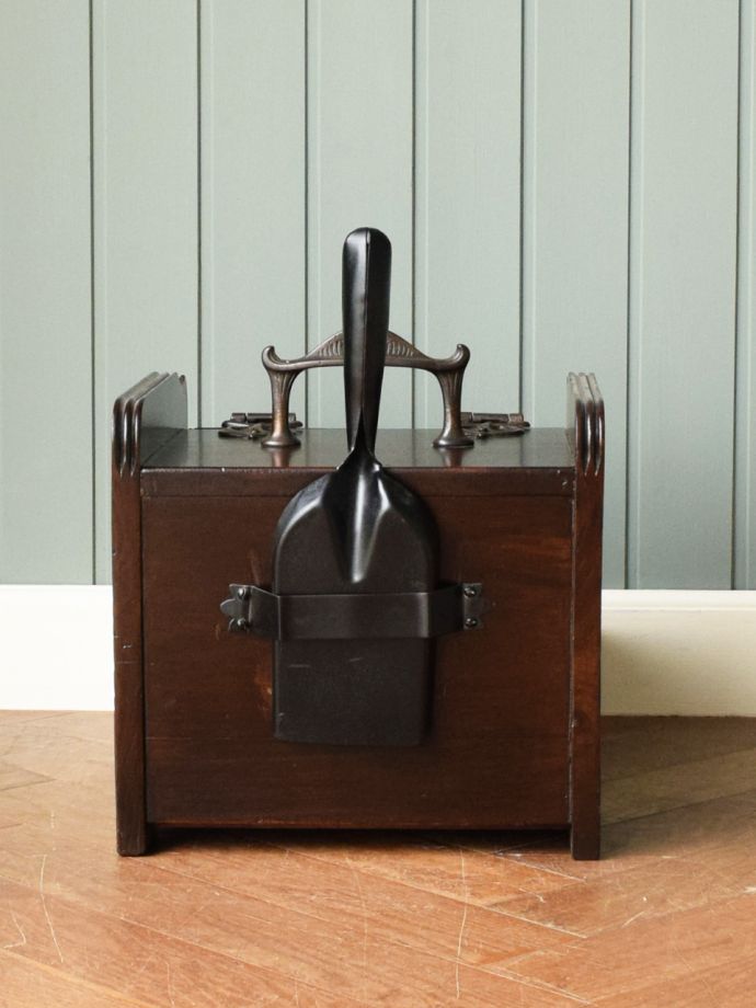 アンティーク家具の後ろ姿