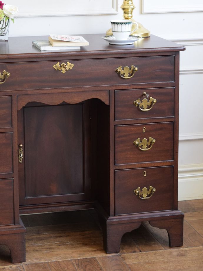 アンティークデスクの美しい木目