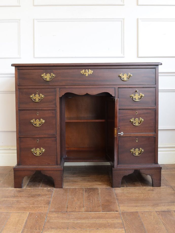 書斎机の扉の中