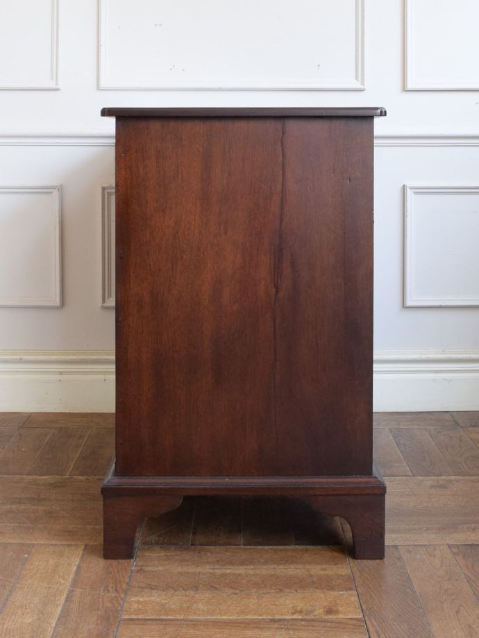 書斎デスクの側面