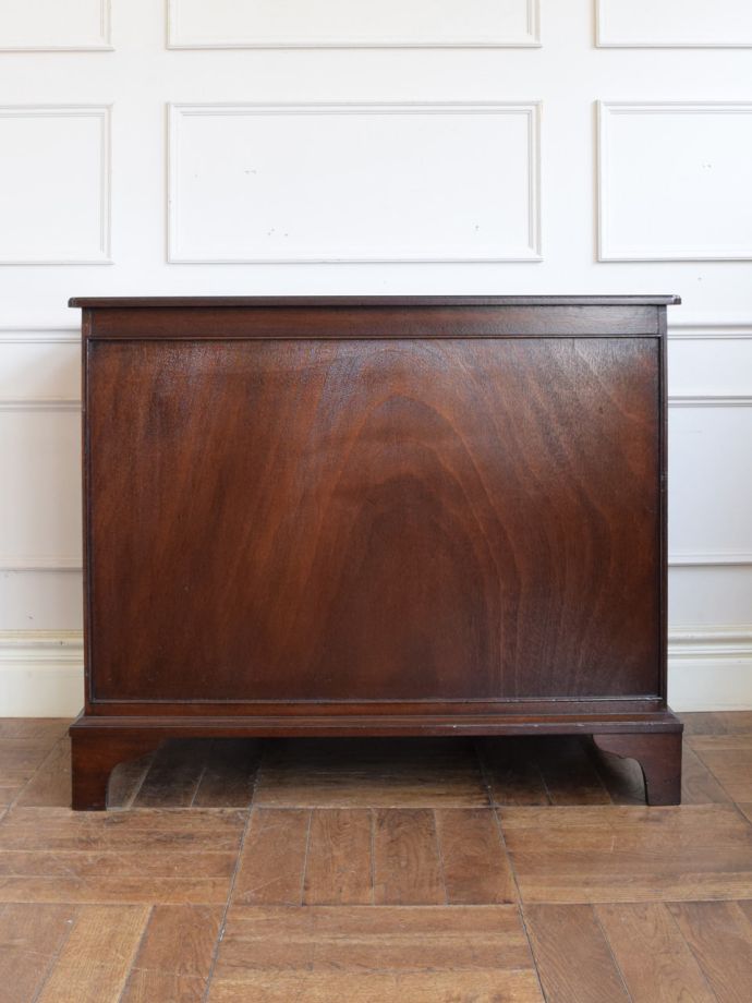 アンティークデスクの後ろ姿