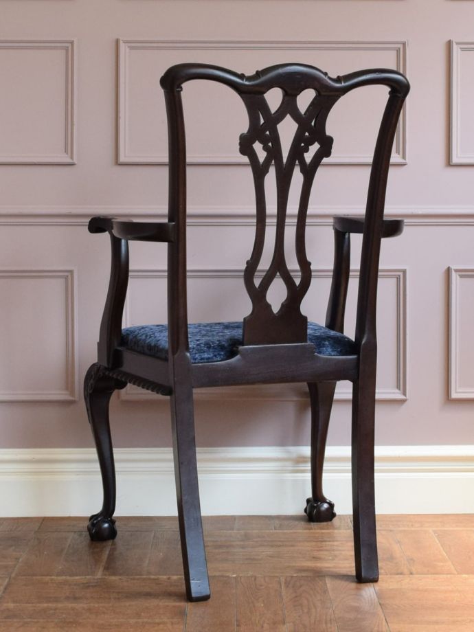 アンティークのサロンチェアの後ろ姿