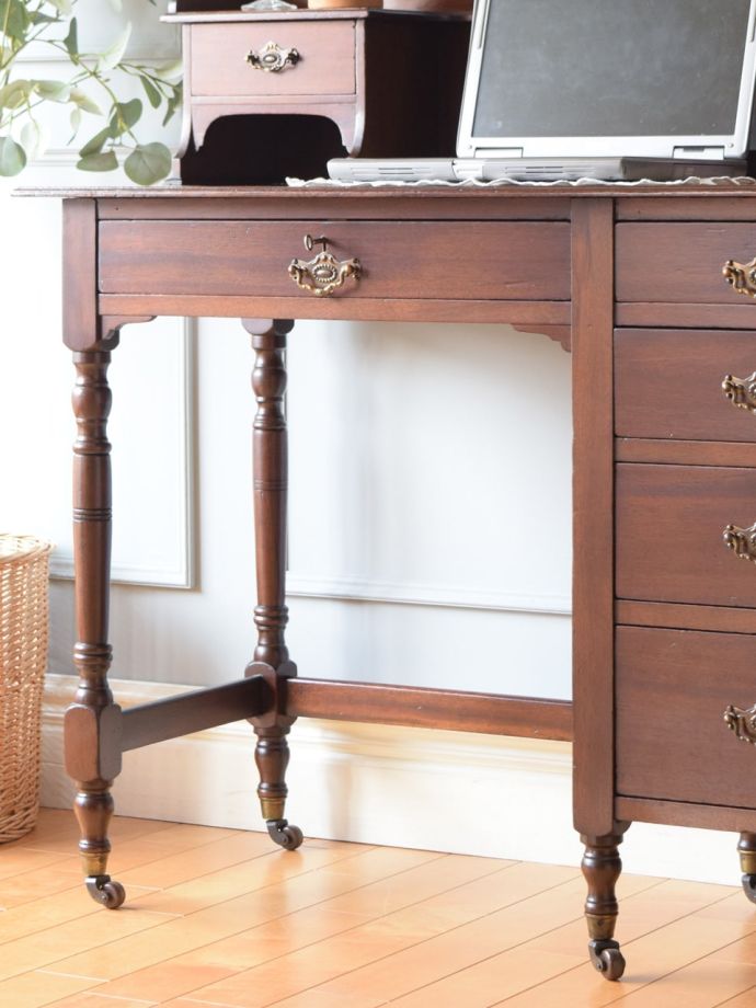 アンティークデスクの美しい木目