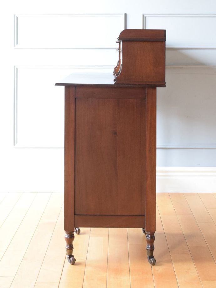 書斎デスクの側面