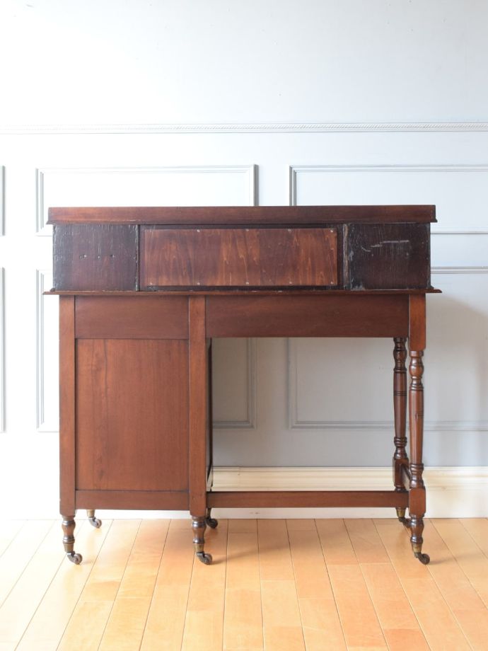 アンティークデスクの後ろ姿