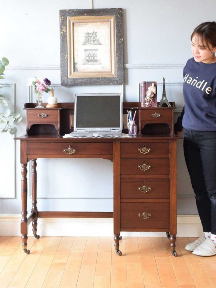英国アンティークのデスク