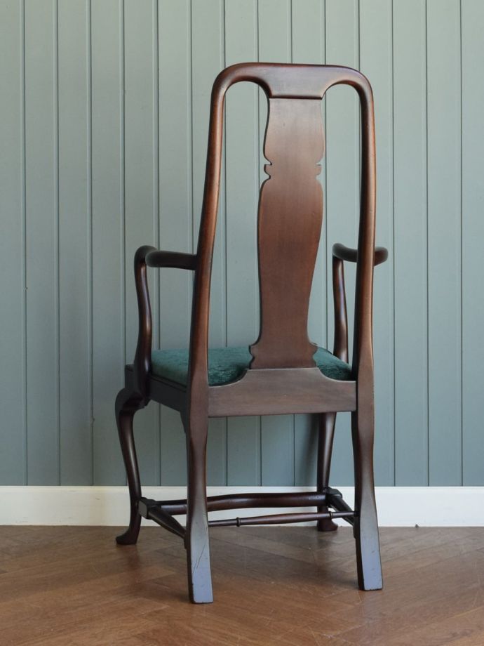 アンティークのクィーンアンチェアの後ろ姿