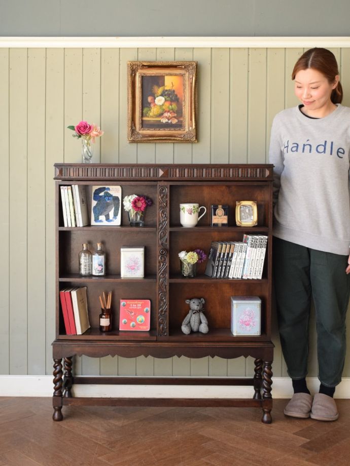 アンティークのオープンシェルフ