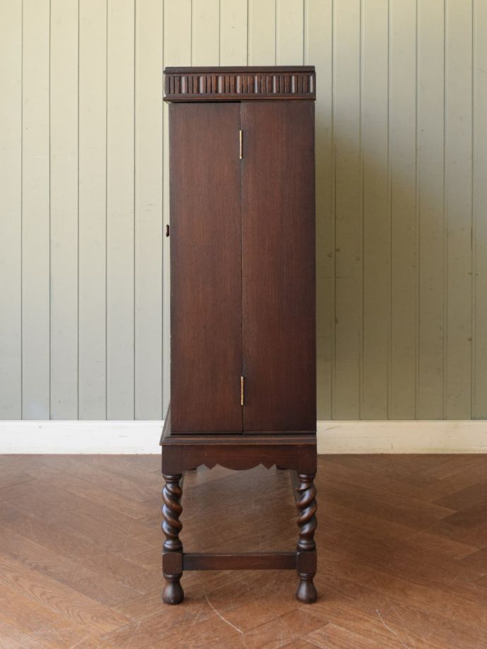 オープンシェルフの側面