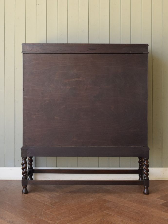 オープンシェルフの後ろ姿