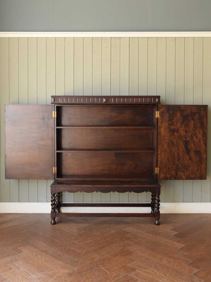 オープンシェルフの扉の中