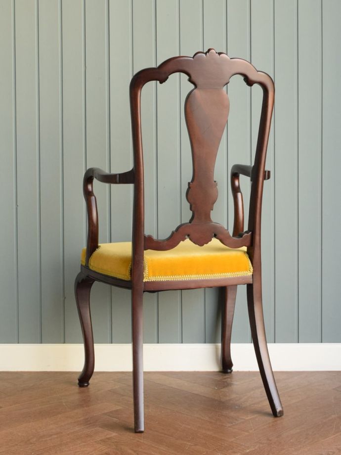 アンティークのサロンチェアの後ろ姿