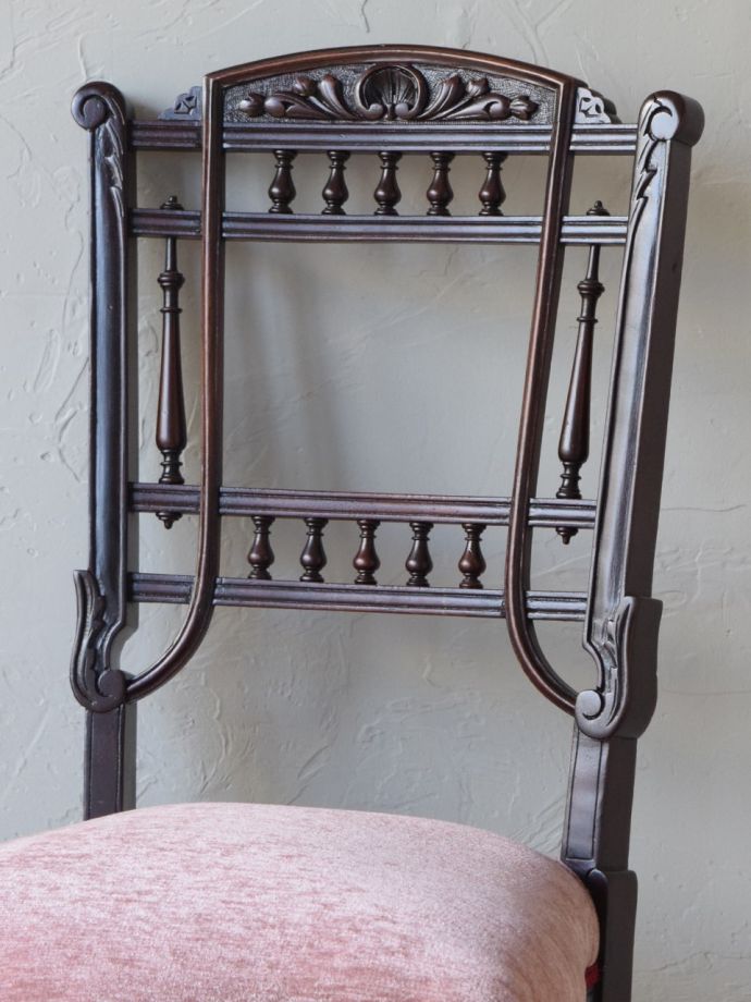 背もたれが美しいアンティークの椅子