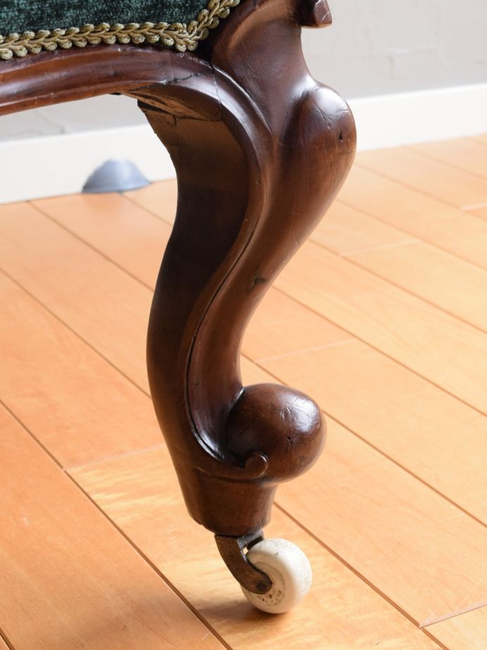 脚先にはキャスターが