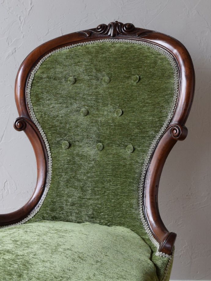 背もたれが美しいアンティークの椅子