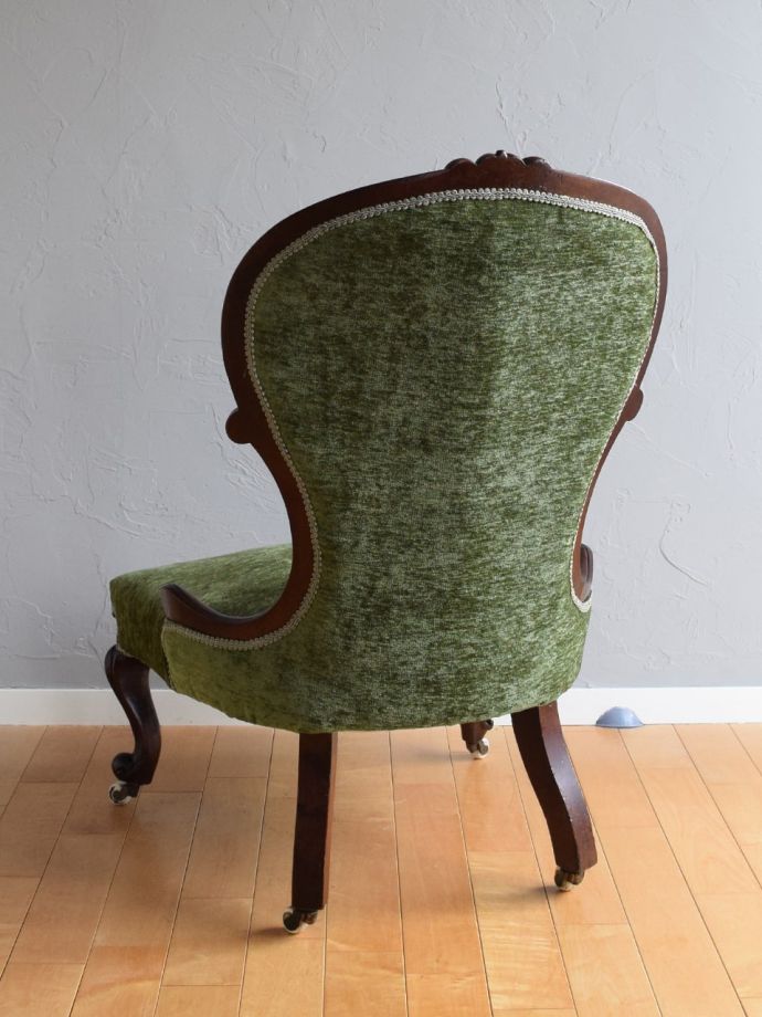 アンティークのパーソナルチェアの後ろ姿