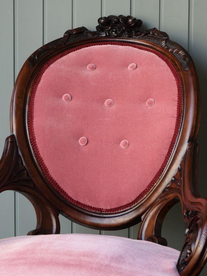 背もたれが美しいアンティークの椅子