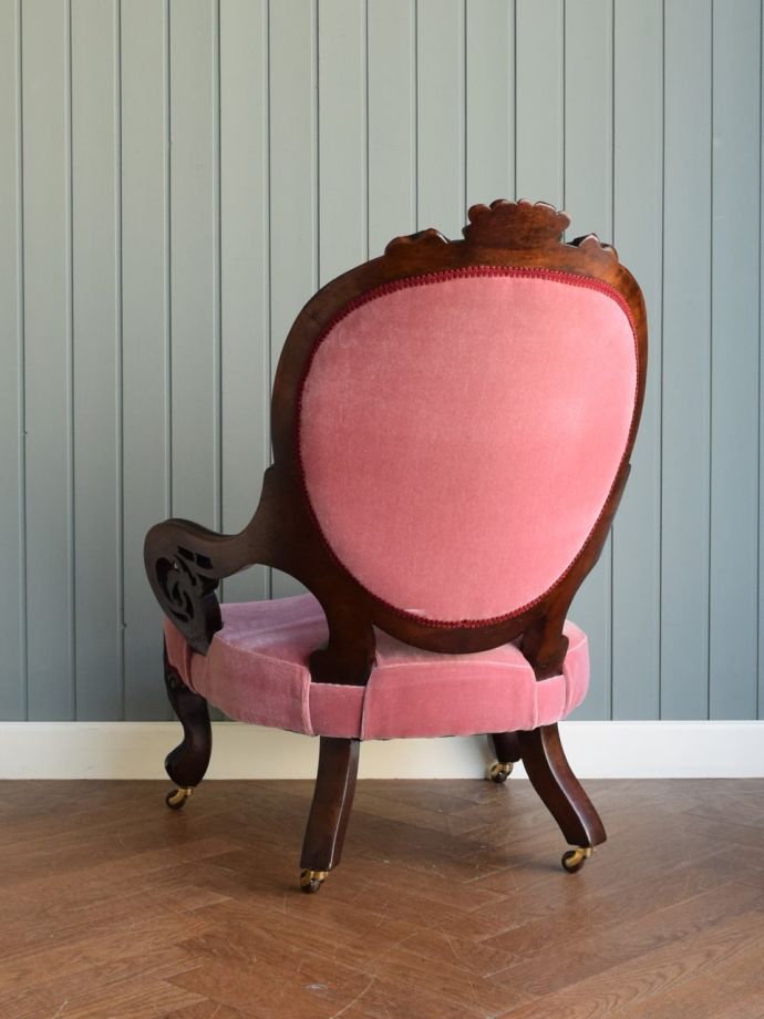 アンティークのパーソナルチェアの後ろ姿