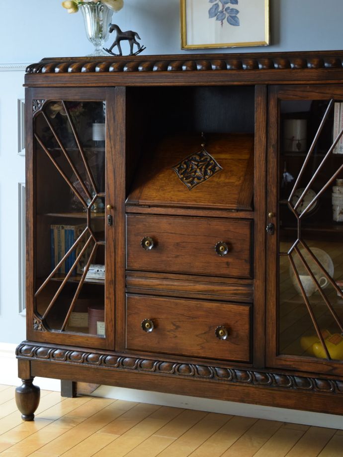 アンティーク家具らしさが漂うサイドバイサイド