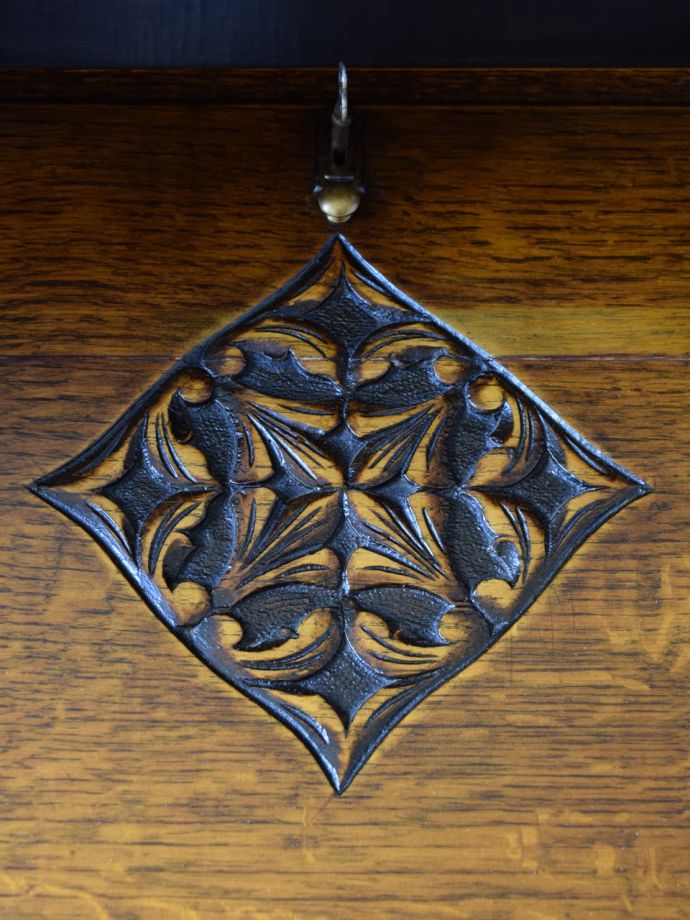 アンティーク家具の彫り