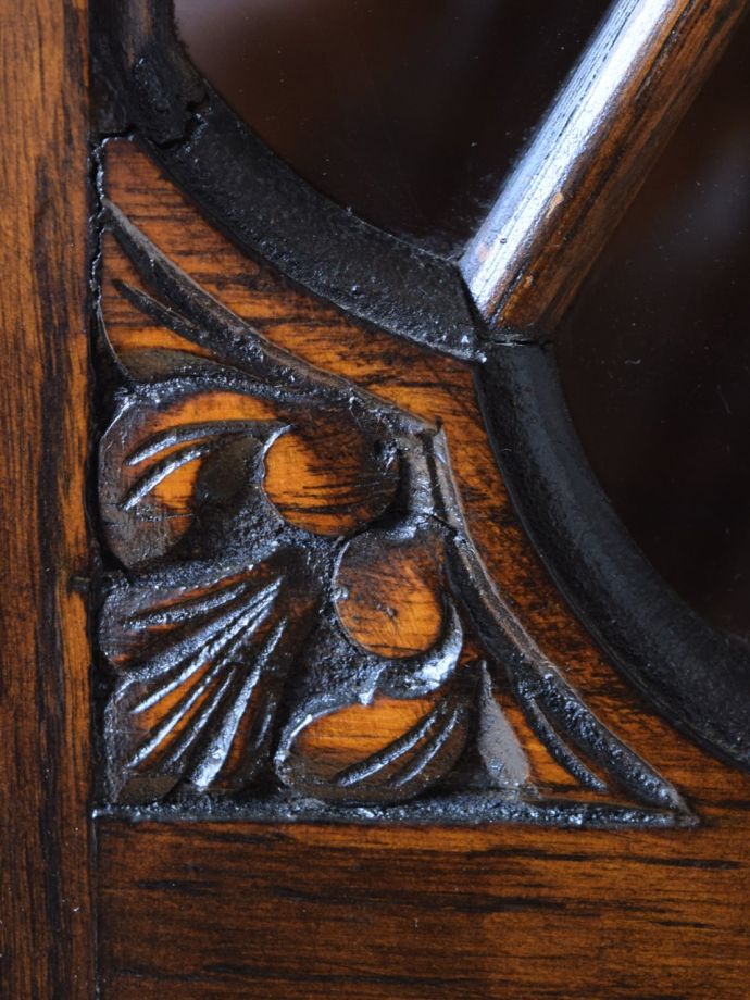 キャビネットの華やかな装飾