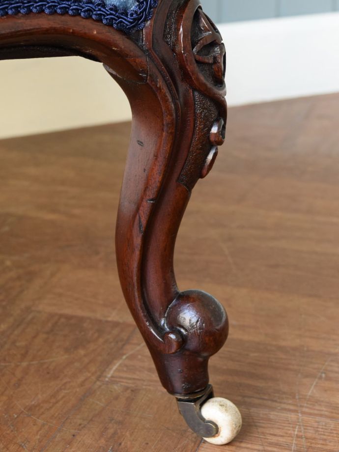 脚先にはキャスターが