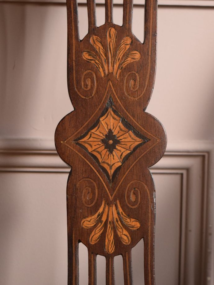 英国アンティーク家具らしい装飾