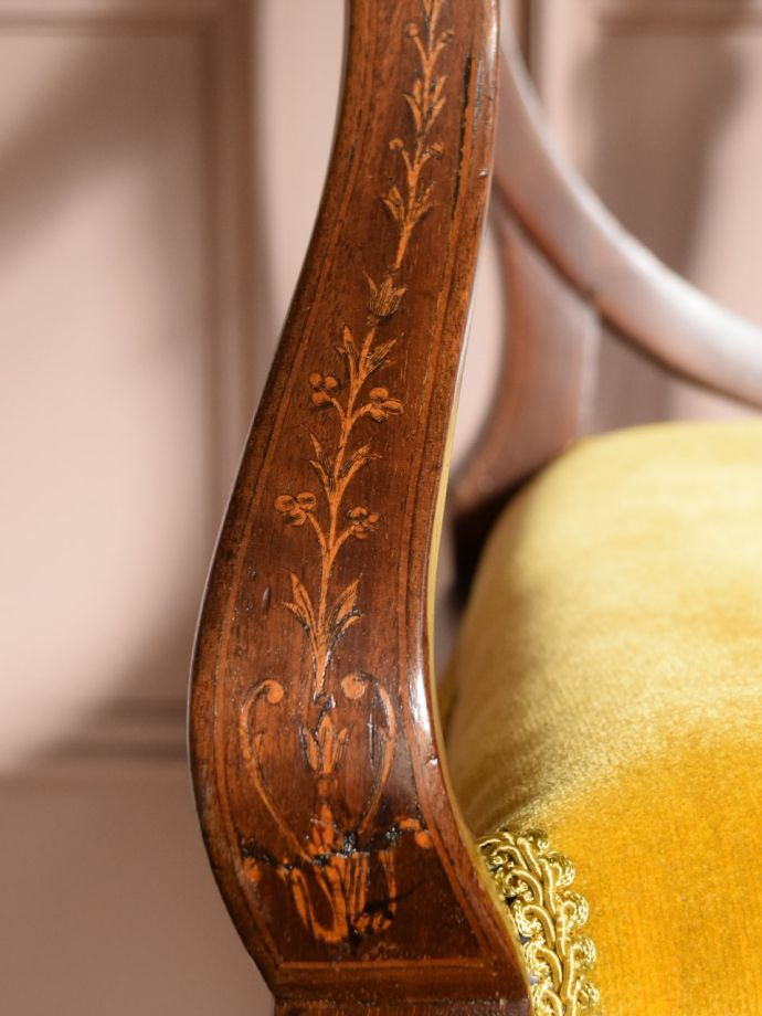 英国アンティーク家具らしい装飾