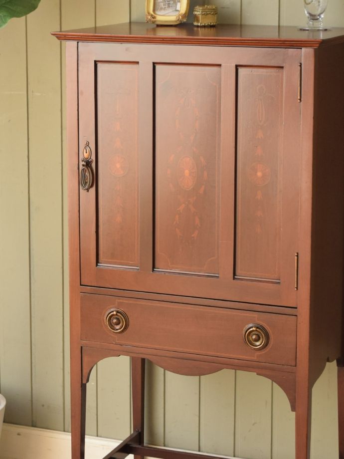 アンティーク家具らしい美しい杢目