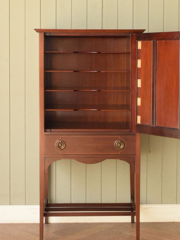 アンティークキャビネット扉の中