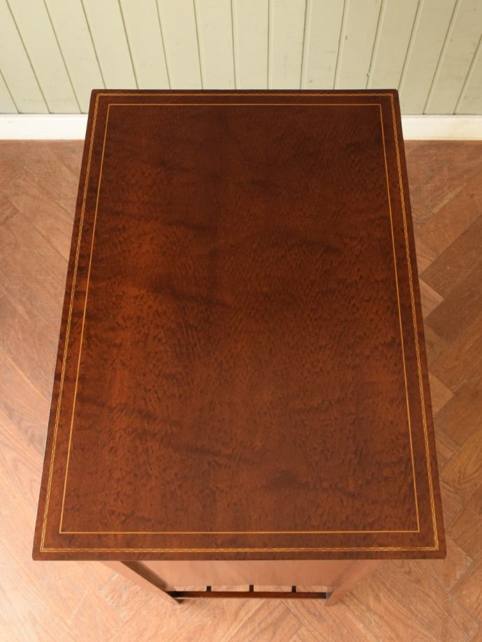 アンティークのキャビネットの天板