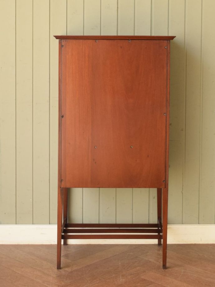 キャビネットの後ろ姿