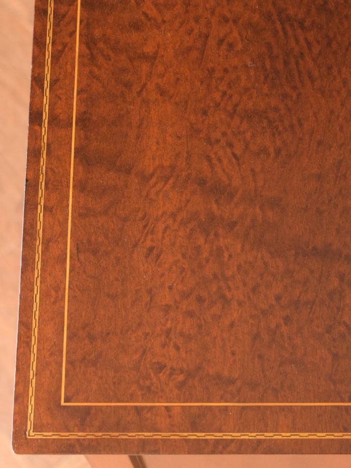 英国アンティーク家具らしい装飾