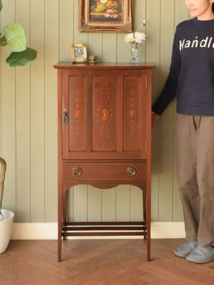 英国アンティークのキャビネット