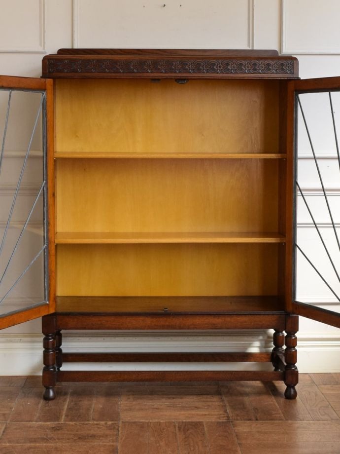 キャビネットの扉の中